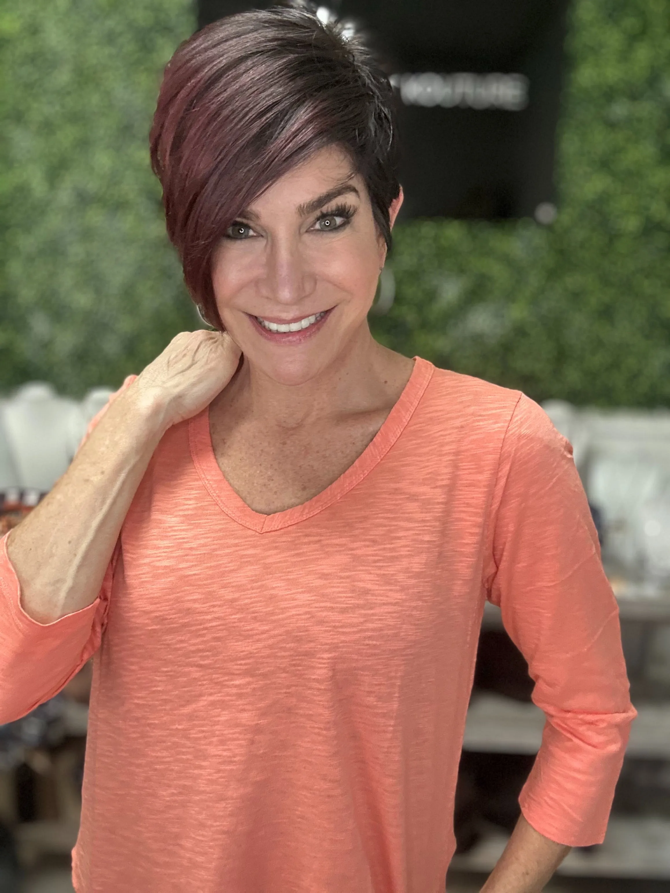 3/4 Sleeve V-Neck Tee w/ Curve Hem