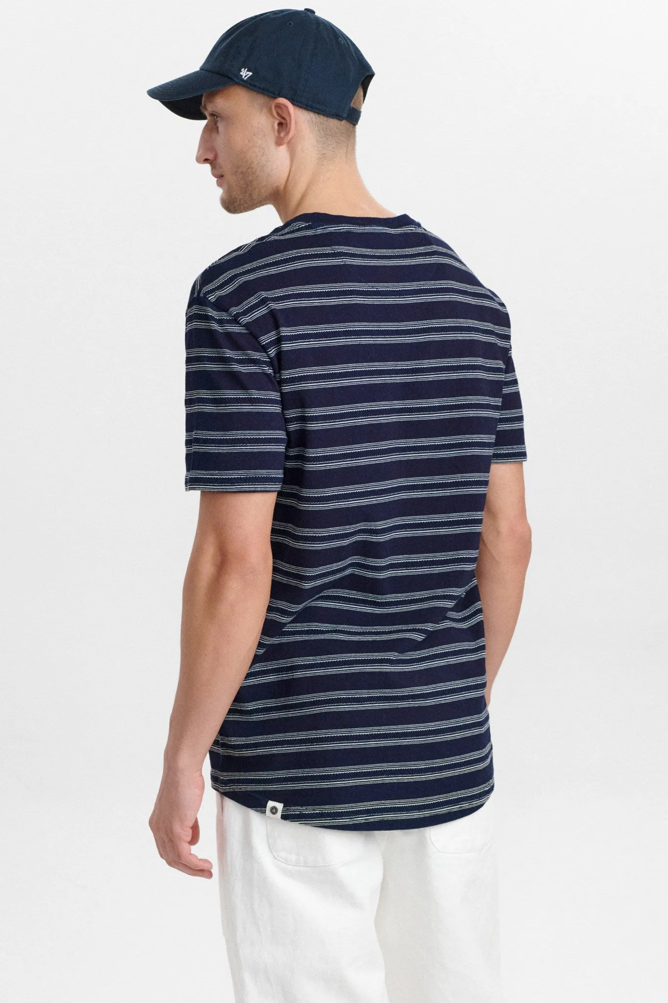 AKKIKKI CURVE STRIPE TEE - Sky Captain